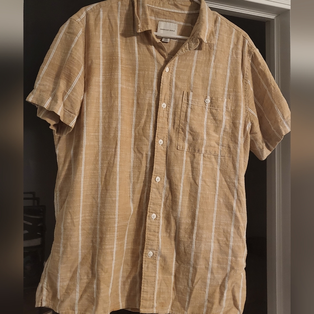 AMERICAN EAGLE SHORT SLEEVE BUTTON UP SIZE LARGE
